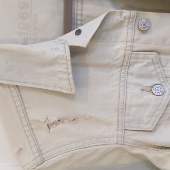 Denim jacket, GAP unisex XS, light wash lightly distressed with pockets - Picture 3 of 4